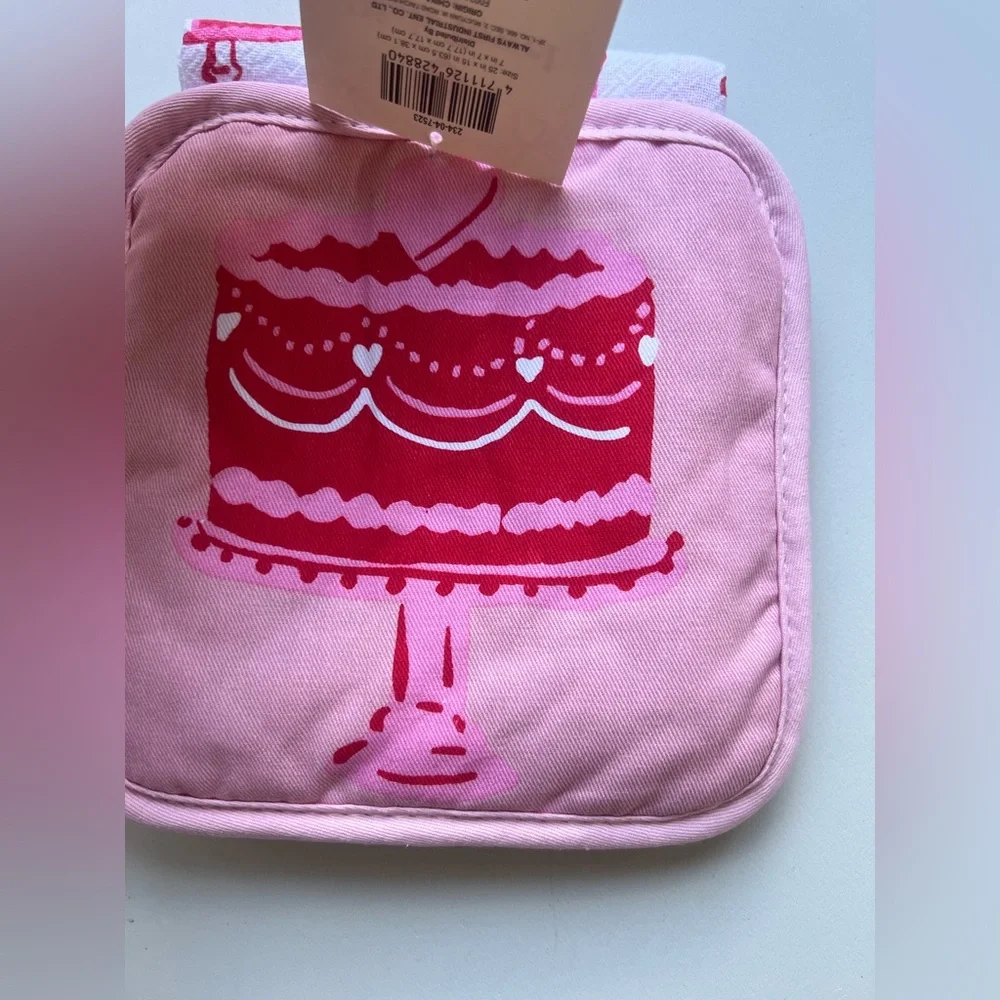 Dishtowel and Pot Holder Set Cake - Bullseye's Playground™